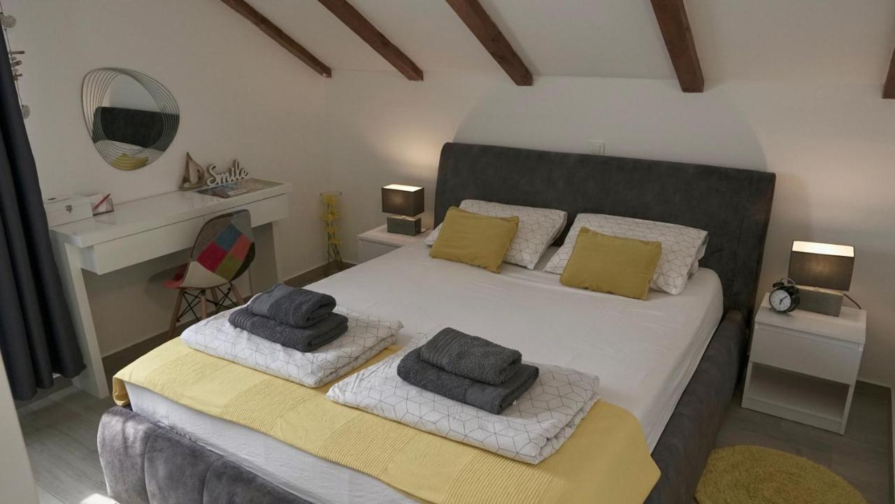 Apartments Bestak Krk Town Luaran gambar